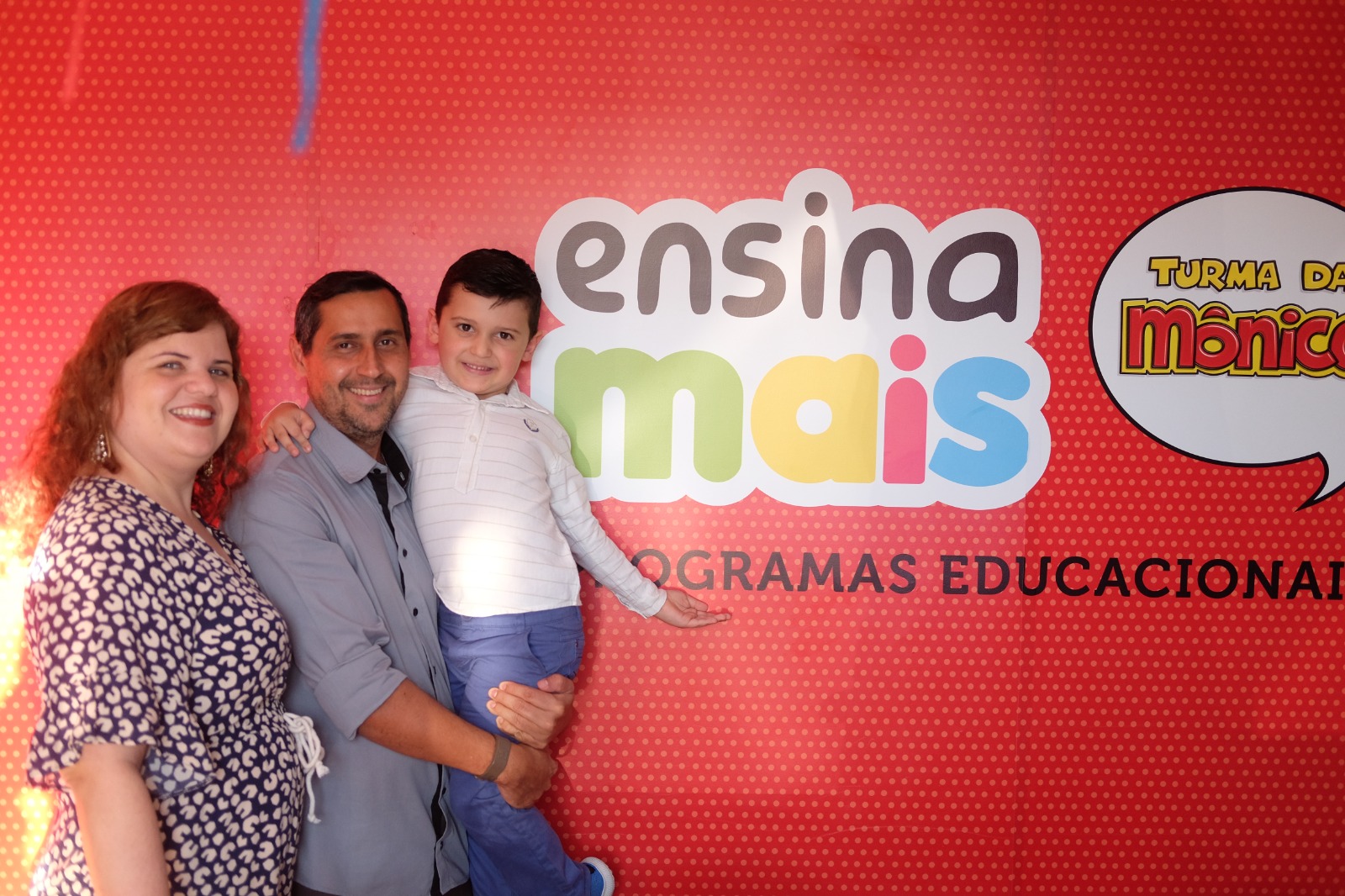 Adel e Geisa em frente a franquia de apoio escolar Ensina Mais Turma da Mônica